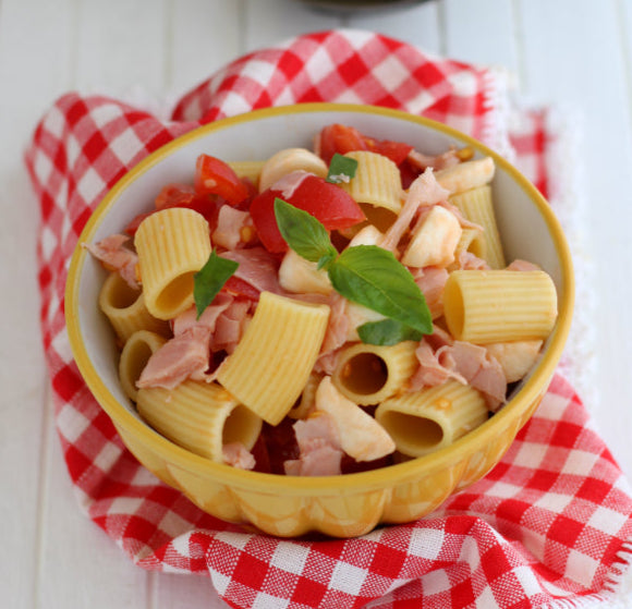 Pasta fredda con prosciutto cotto, mozzarella e pomodori