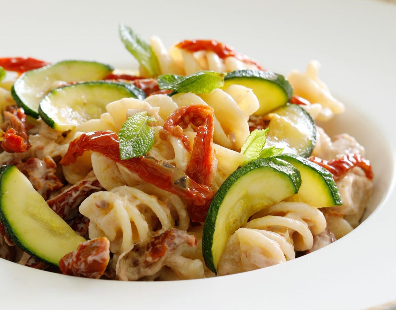 Pasta fredda con pomodori secchi, ricotta, menta e zucchine