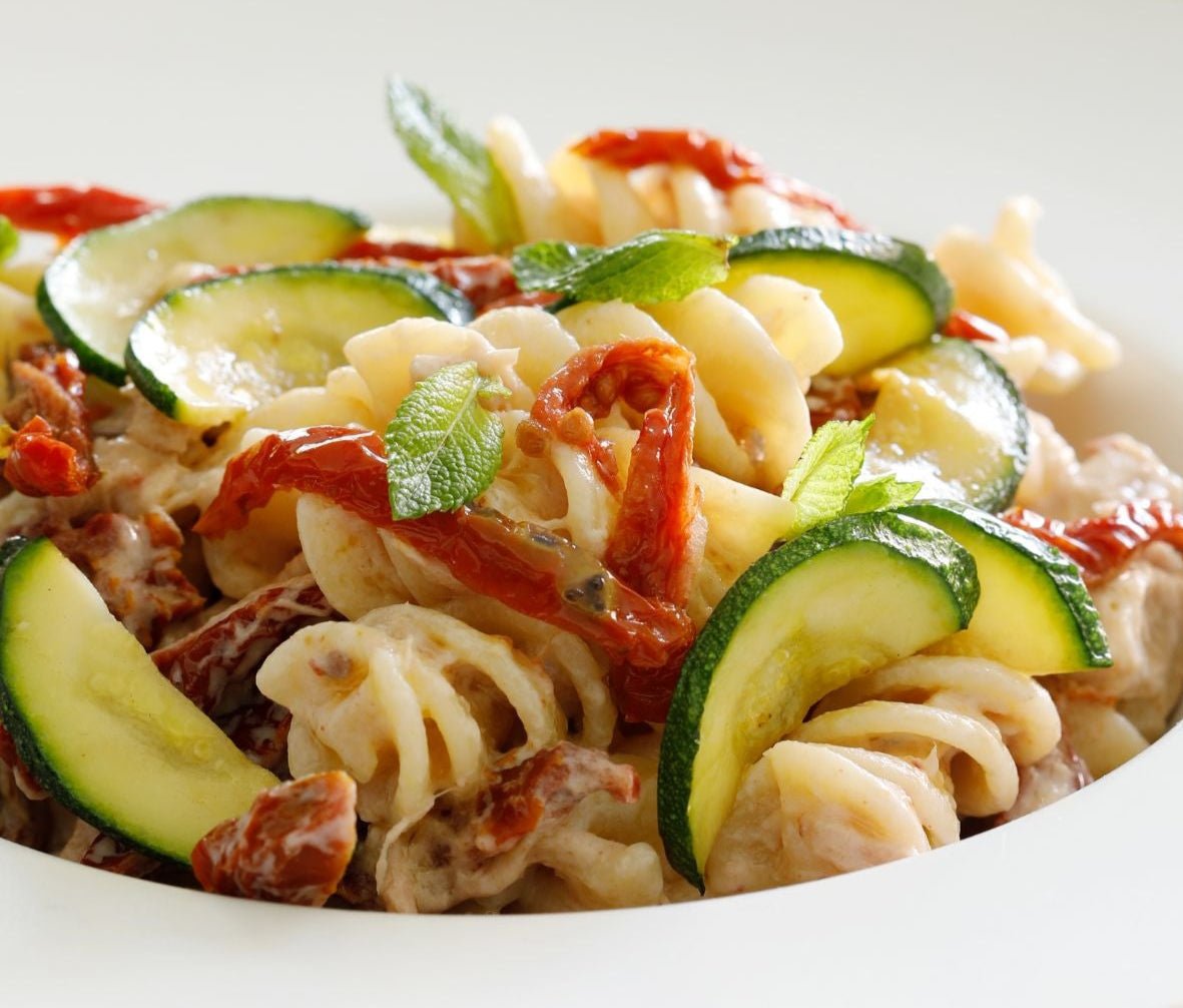 Pasta fredda con pomodori secchi, ricotta, menta e zucchine
