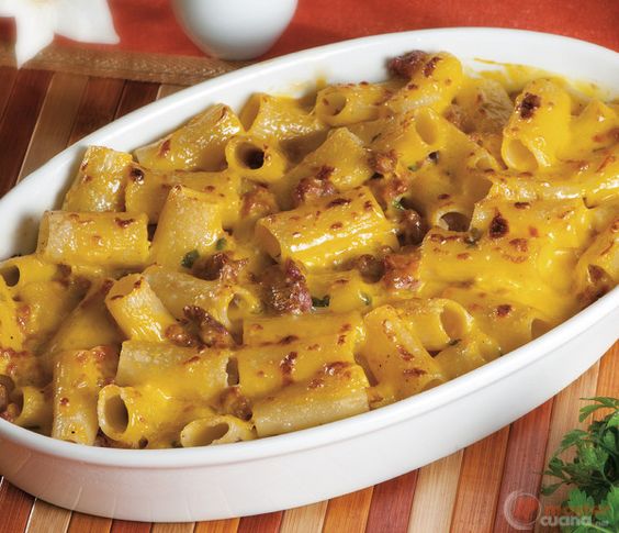 Pasta al forno zafferano, salsiccia e pecorino