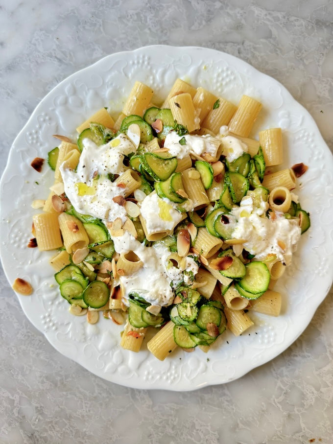 Pasta fredda con zucchine, salmone, mandorle e stracciatella