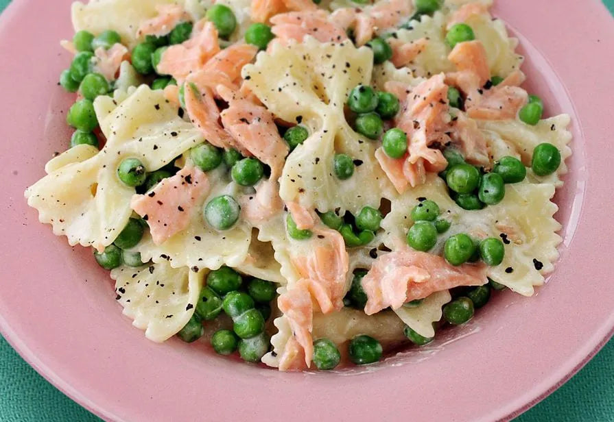 Pasta al forno con besciamella salmone e piselli