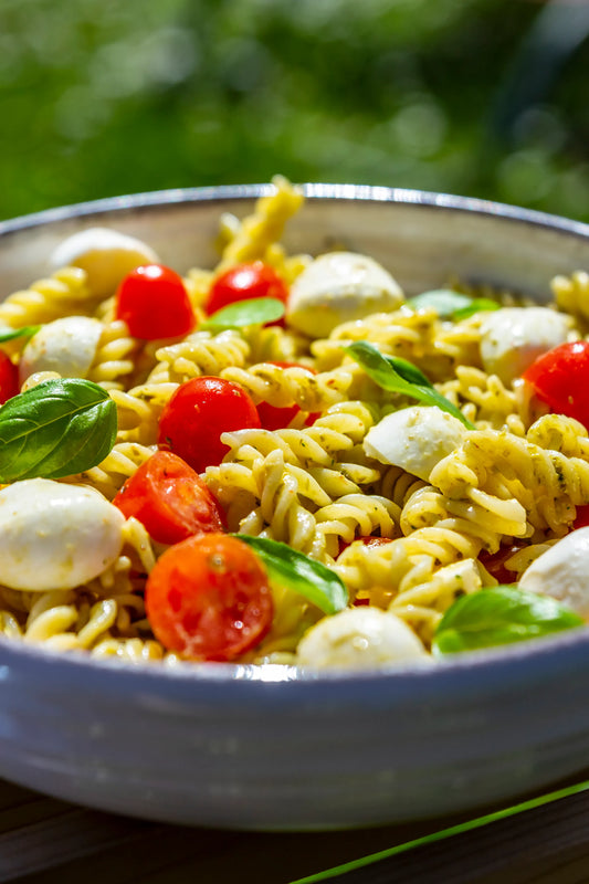 Pasta fredda al pesto tonno pomodorini e mozzarelline