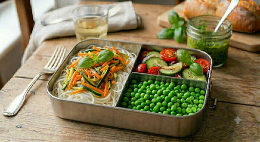 Spaghetti di riso, verdure del giorno e piselli.