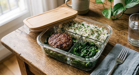 Riso aromatizzato, verdure del giorno e hamburger di manzo