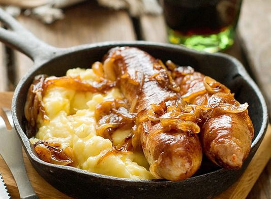 Schiscetta con purè di patate, cipolle al forno e salsiccia