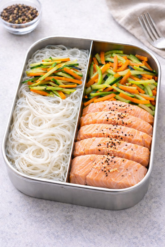 Spaghetti di riso, verdure julienne e salmone