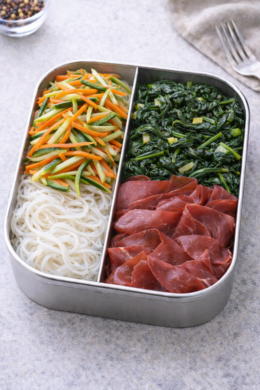 Spaghetti mung, spinaci e bresaola