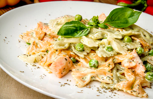 Pasta con Philadelphia, salmone, piselli e scorza di limone