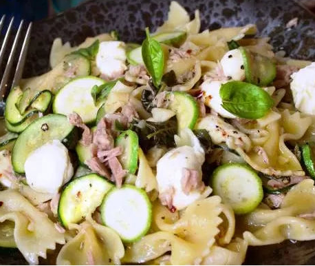 Pasta fredda con olive, mozzarella, zucchine, tonno, basilico e scorze di limone
