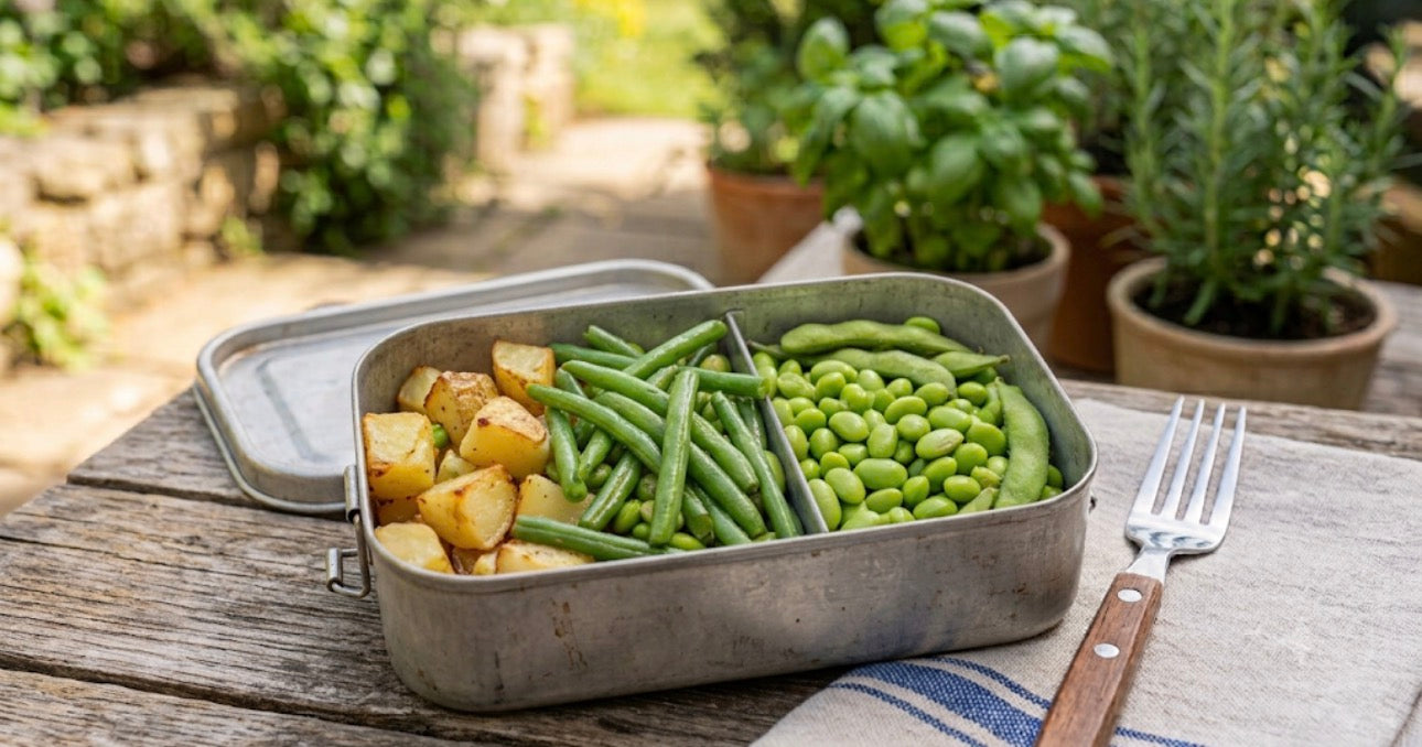 Patate al forno, fagiolini e edamame salatati in padella