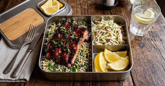 Orzo con limone e prezzemolo, verdure al giorno e ribs di maiale
