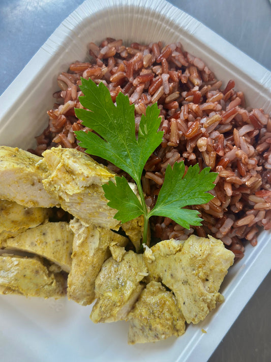 Schiscetta con pollo al curry, riso ermes e verdura del giorno