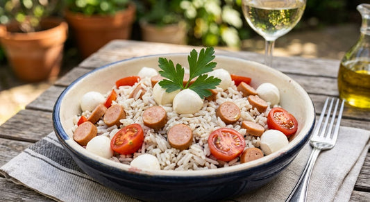 Insalata di riso con mozzarella, würstel e pomodoro