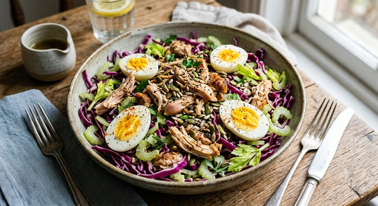 Insalata di coscette di pollo sfilacciate, cavolo rosso, mix di semi, uova sode e sedano