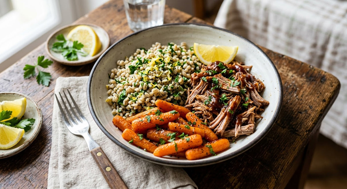 Orzo al prezzemolo e limone, verdure del giorno e pulled pork