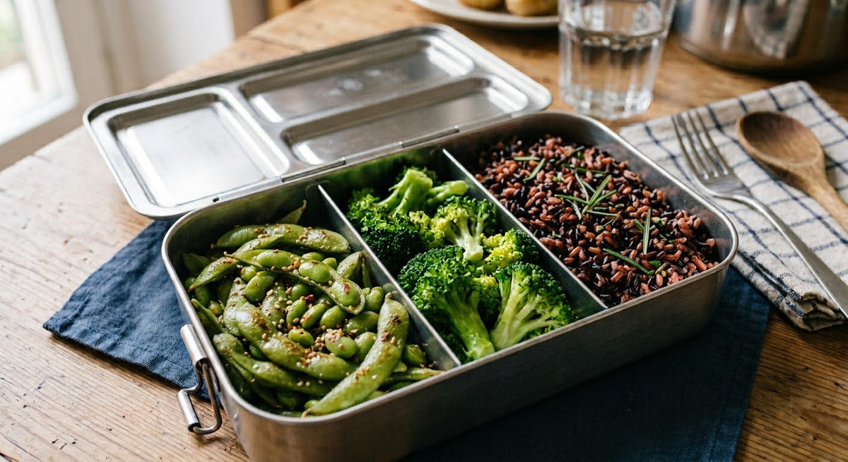 Mix di riso Venere ed Ermes saltato in padella con rosmarino, verdure del giorno ed edamame saltati in padella