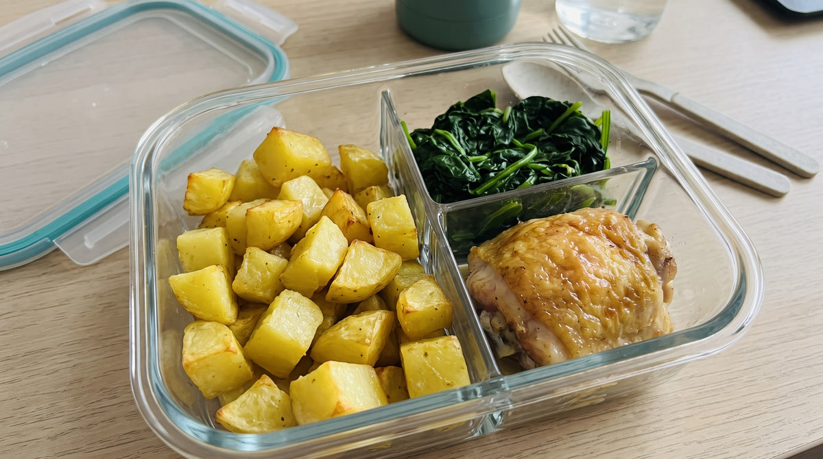 Patate al forno, verdure del giorno e coscette di pollo