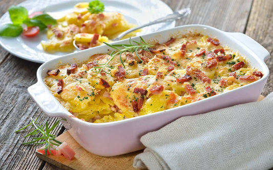 Pasta al forno con panna, pancetta, patate e cipolle