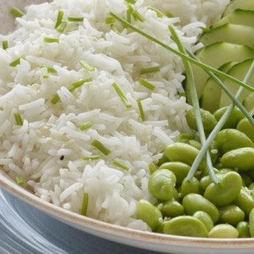 Schiscetta con riso aromatizzato, verdure del giorno e edamame.