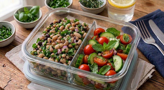 Insalata di pomodori, cetrioli e menta con insalata di fagioli