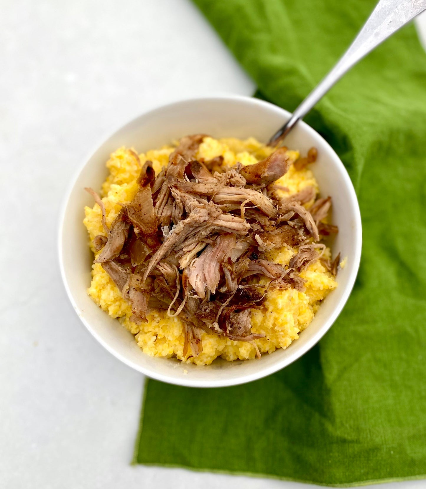 Polenta, verdura del giorno e pulled pork