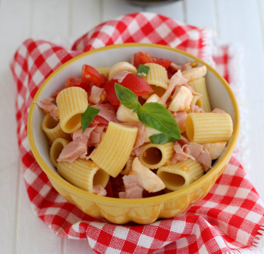 Pasta fredda con prosciutto cotto, mozzarella e pomodori