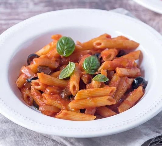 Pasta con sugo di pomodoro e olive